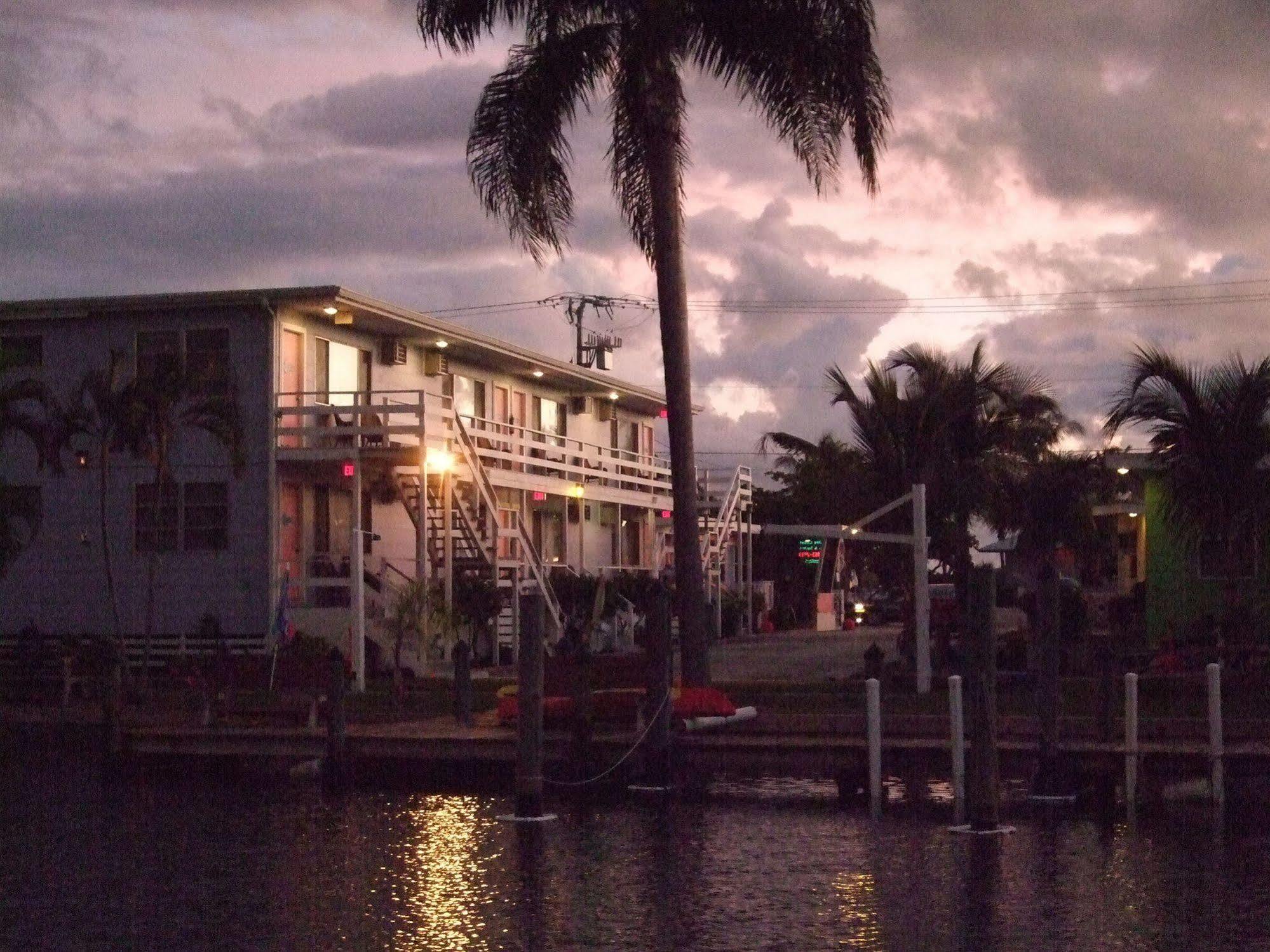 The Holiday Court Villas And Suites Fort Myers Beach Eksteriør bilde